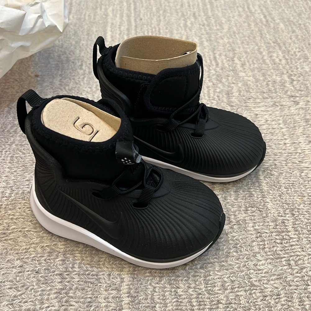 New in box, Nike binzie boots
